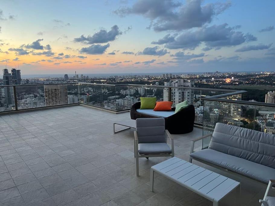 Beautiful Penthouse W/Amazing View, Prime Location Lägenhet Ramat Gan Exteriör bild