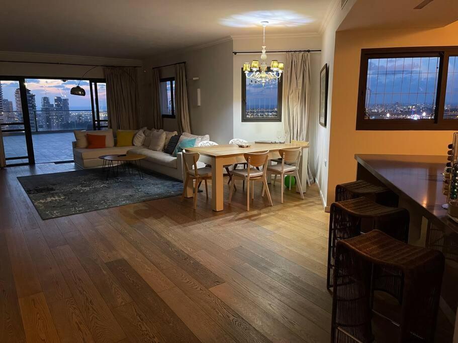 Beautiful Penthouse W/Amazing View, Prime Location Lägenhet Ramat Gan Exteriör bild