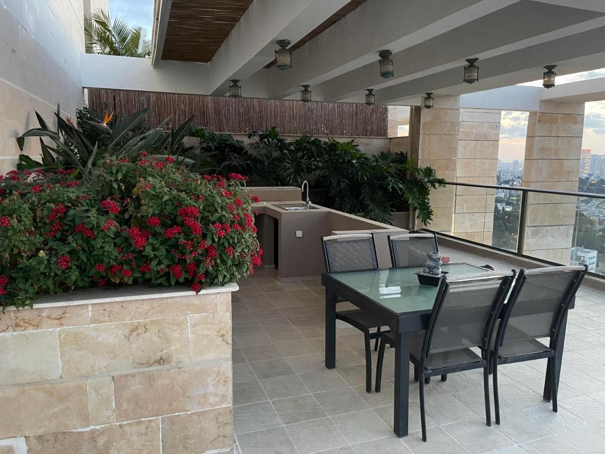 Beautiful Penthouse W/Amazing View, Prime Location Lägenhet Ramat Gan Exteriör bild