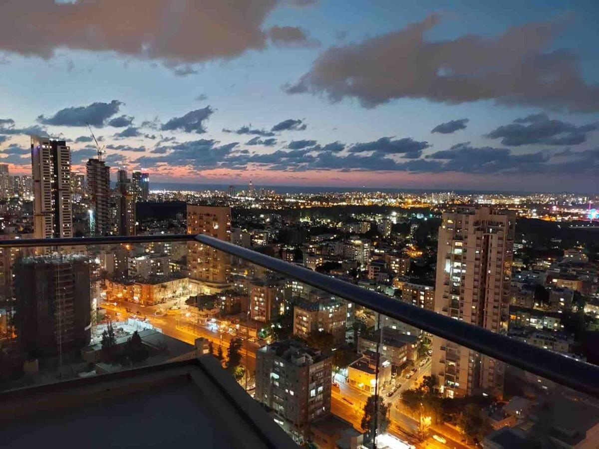 Beautiful Penthouse W/Amazing View, Prime Location Lägenhet Ramat Gan Exteriör bild